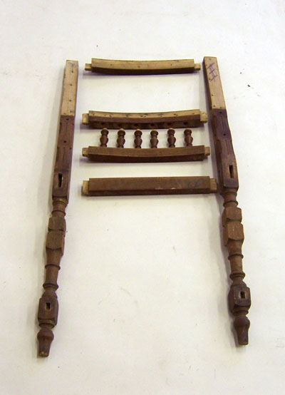 02-Restaurování-starožitné-židle-Rozebraná-židle-Ze-židle-bylo-sejmuto-čalounění-a-byla-rozebrána