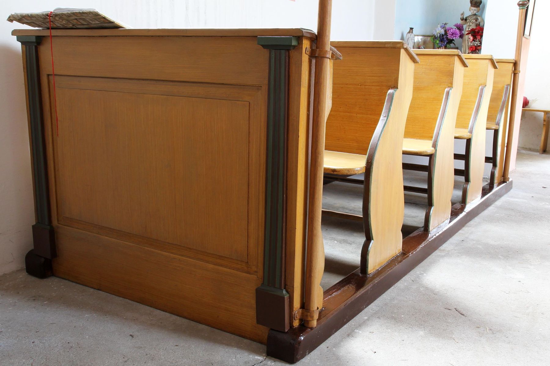 Restaurovali jsme kostelní lavice v kostele sv. Prokopa v Otvovicích - Restaurování kostelní lavice po restaurování 02
