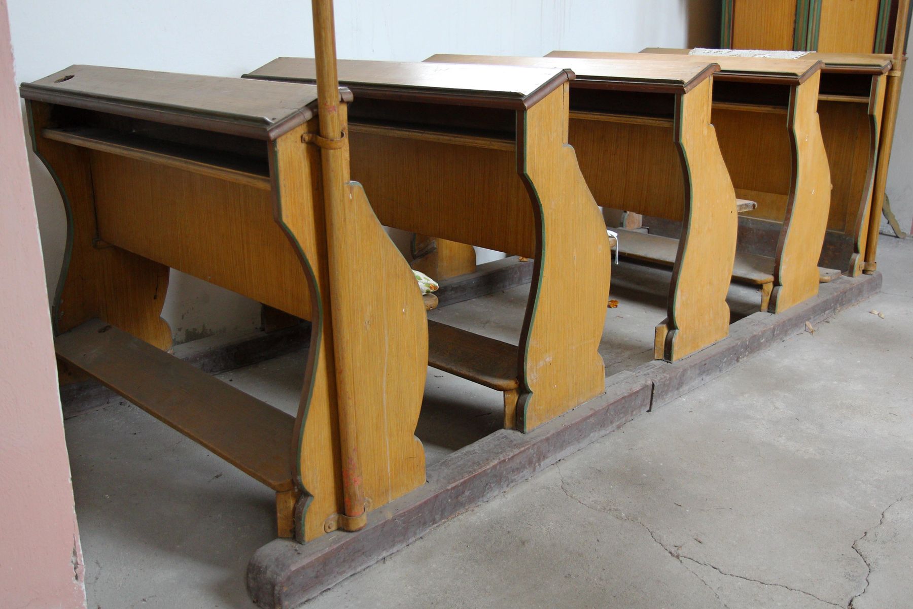 Restaurovali jsme kostelní lavice v kostele sv. Prokopa v Otvovicích - Restaurování kostelní lavice před restaurováním 01