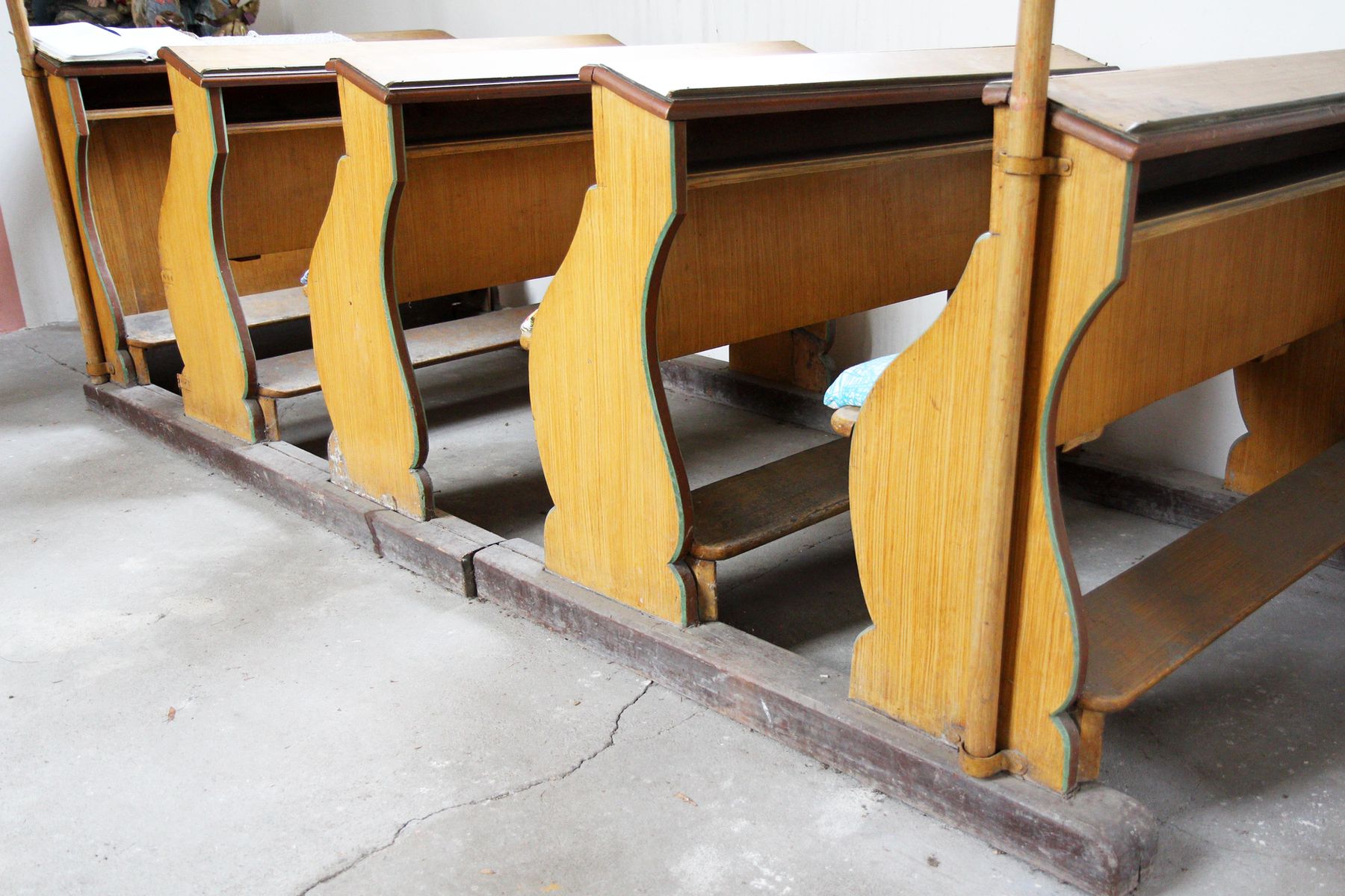 Restaurovali jsme kostelní lavice v kostele sv. Prokopa v Otvovicích - Restaurování kostelní lavice před restaurováním 03