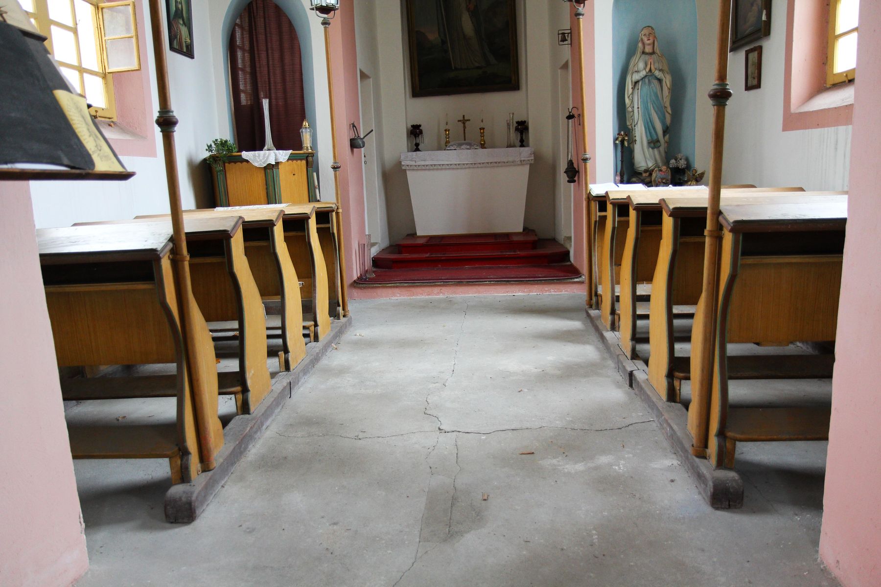 Restaurovali jsme kostelní lavice v kostele sv. Prokopa v Otvovicích - Restaurování kostelní lavice před restaurováním 05