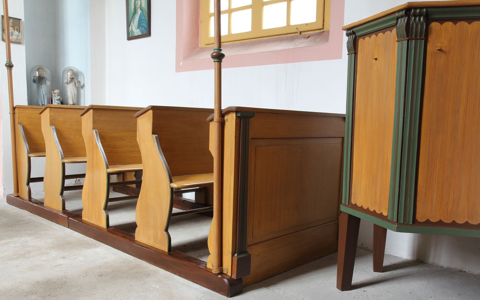 Restaurování fládrovaných kostelních lavic z počátku 20. století v kostele sv. Prokopa v Otvovicích.