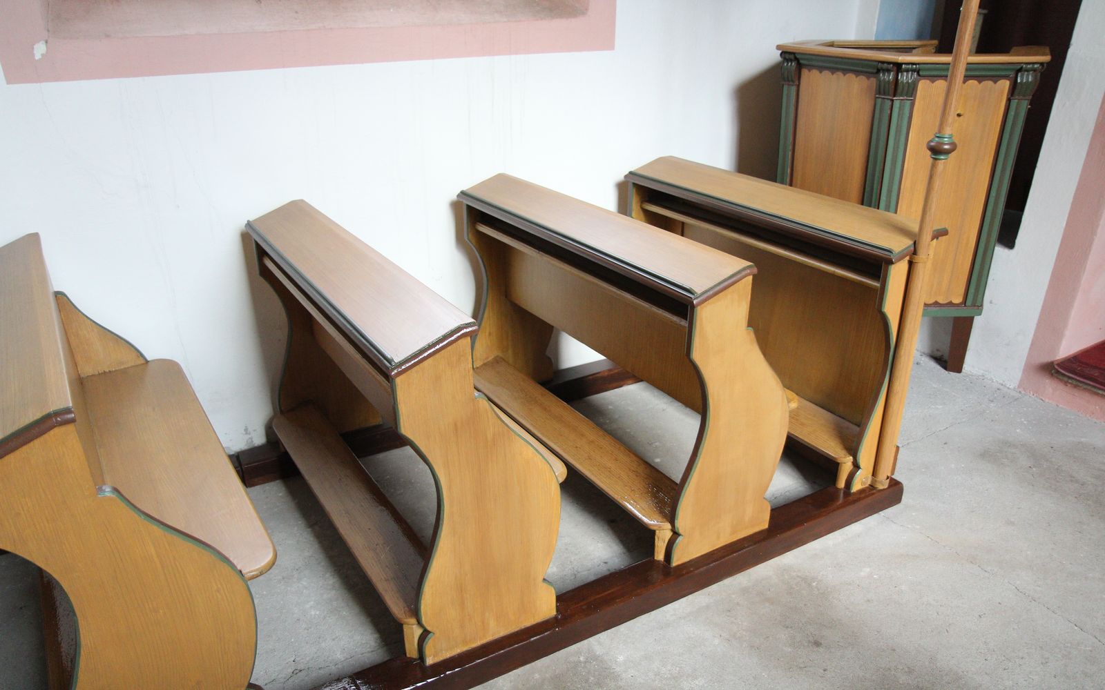 Restaurování fládrovaných kostelních lavic